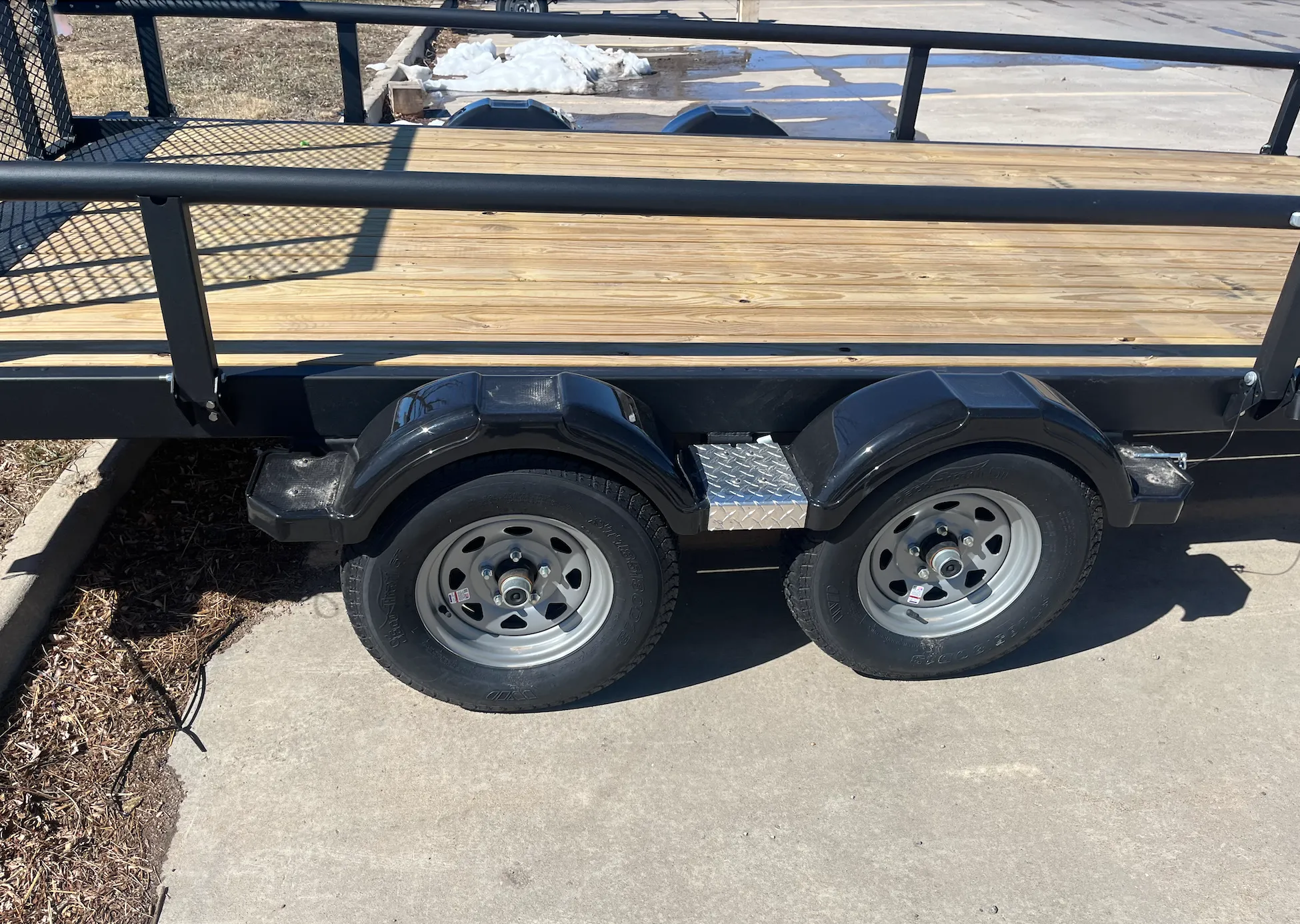 7x15 Karavan dual axe trailer with side ramp